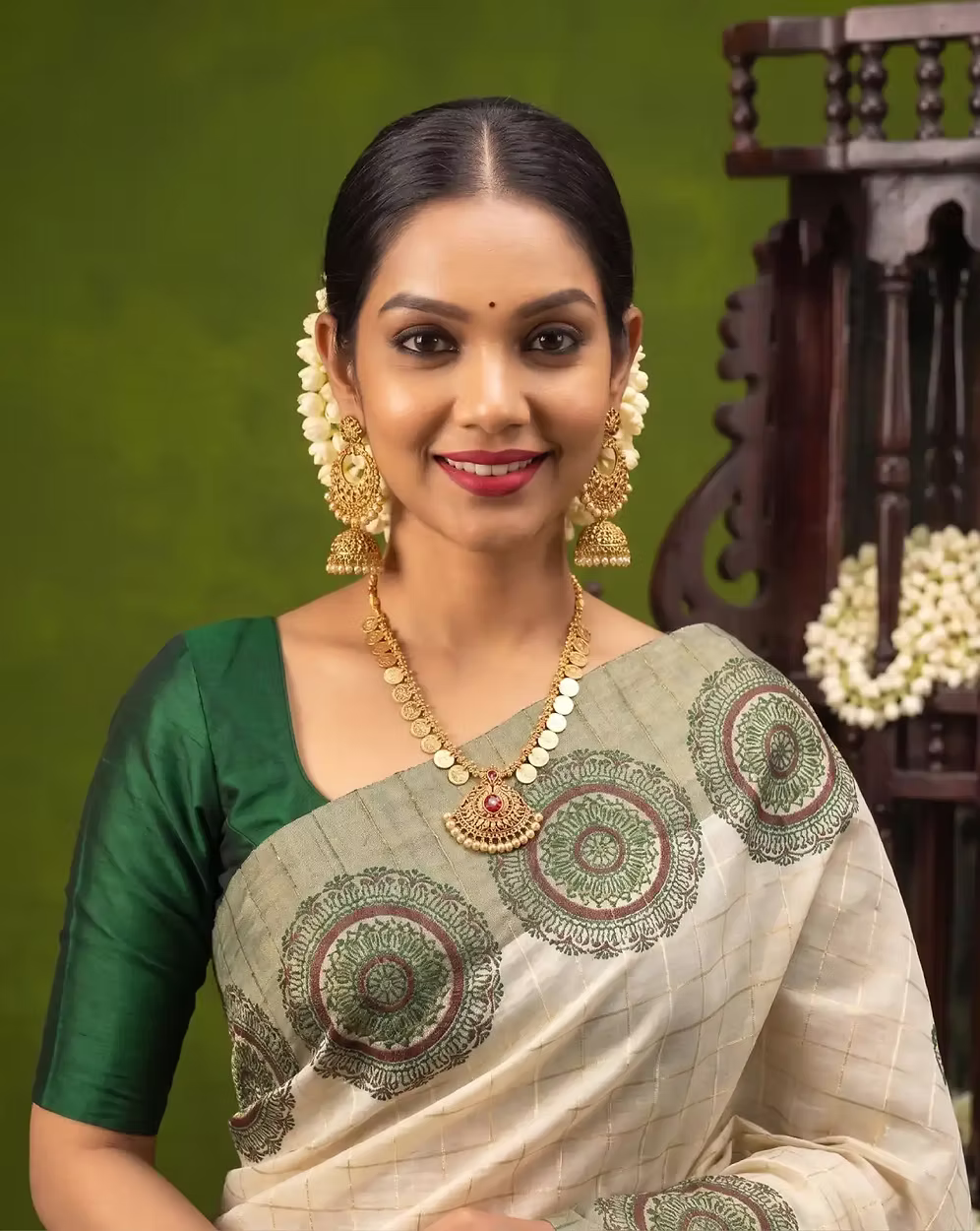 Pine Green Chakra Motif Check Tussel Tissue Kerala Kasavu Saree