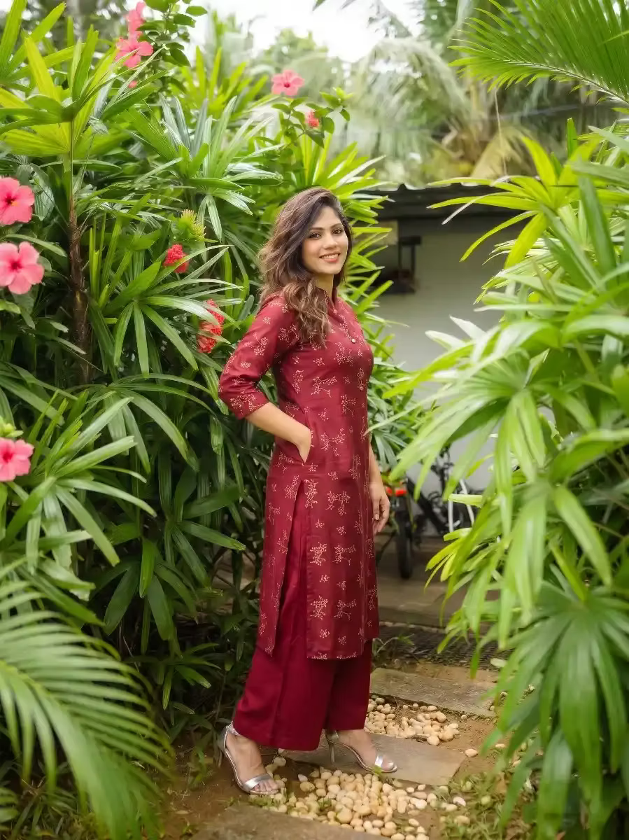Women's Maroon Mandarin Collar Printed Kurta Set