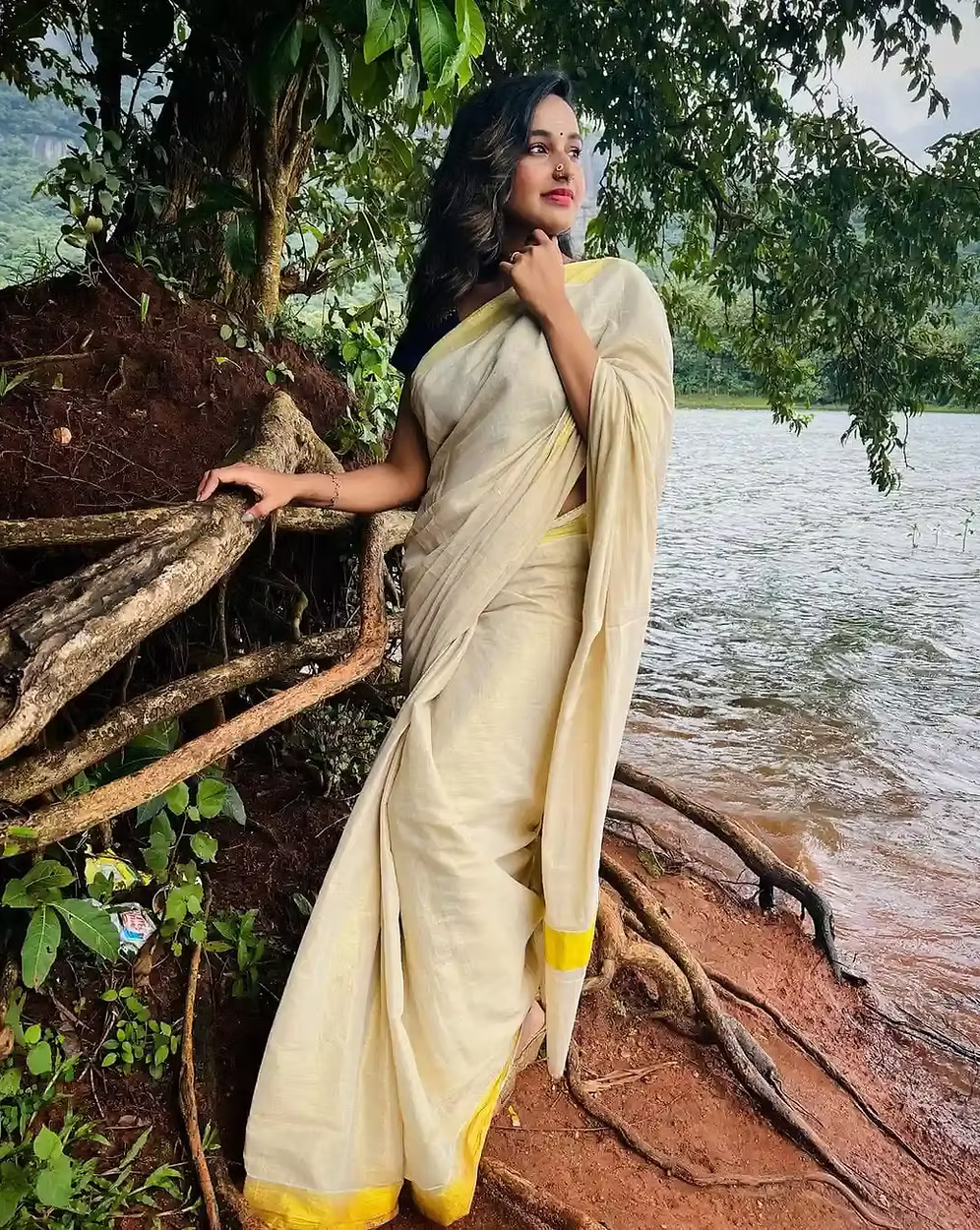 Kerala Tissue Kasavu Saree