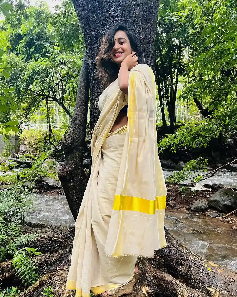Kerala Tissue Kasavu Saree