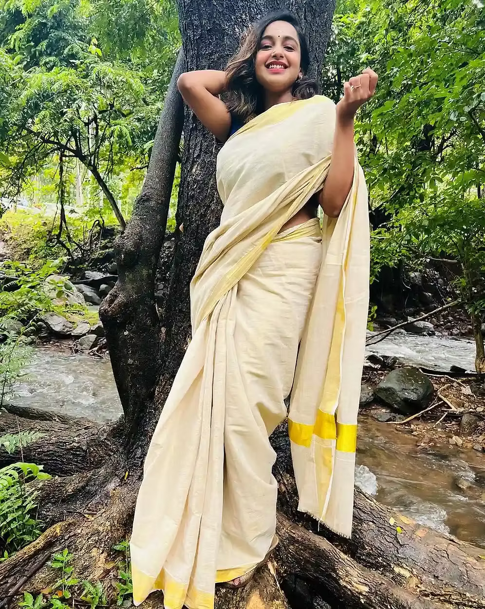 Kerala Tissue Kasavu Saree